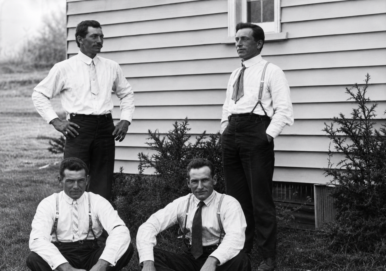 Historic group photograph including Henry Saxby, Perce Deards and Len Saxby